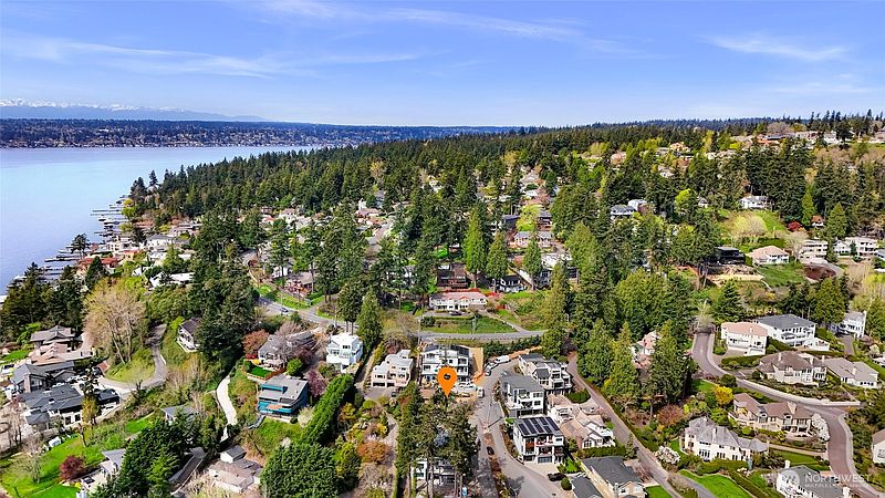2nd image of 8329 NE Juanita Drive
