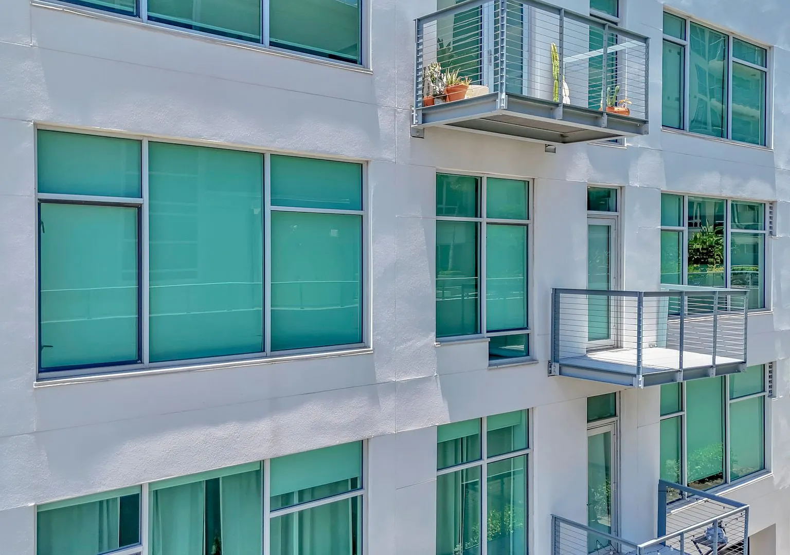 Modern 1/1 Channelside Condo — Photo 3