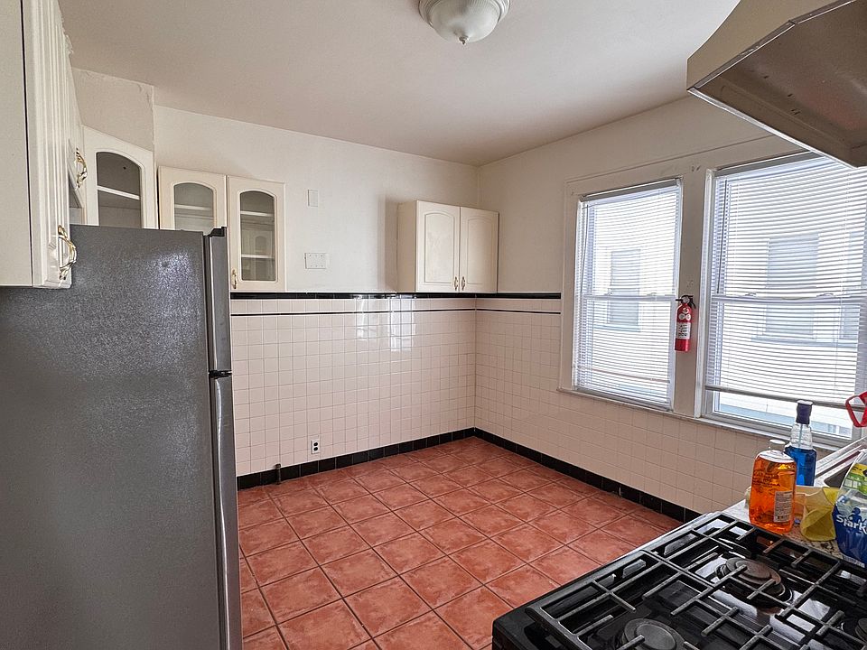 1st image of 17 Floyd Ave Floor 1