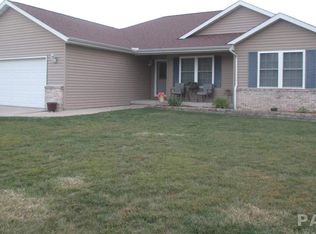 1809 Fawnridge Ln, Pekin, IL 61554