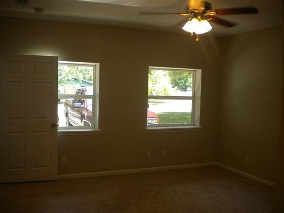 5th image of 1004 E Crestwood Dr