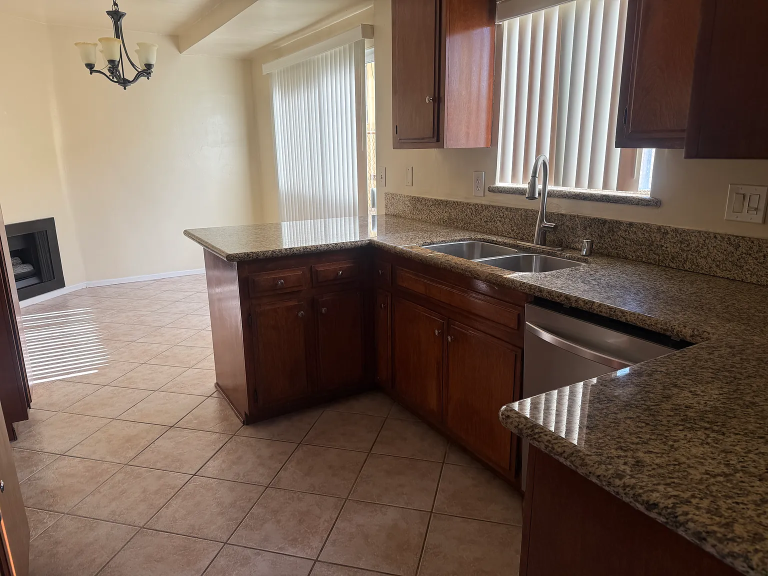 2 bed, 950 sqft, $2,300 — Photo 3