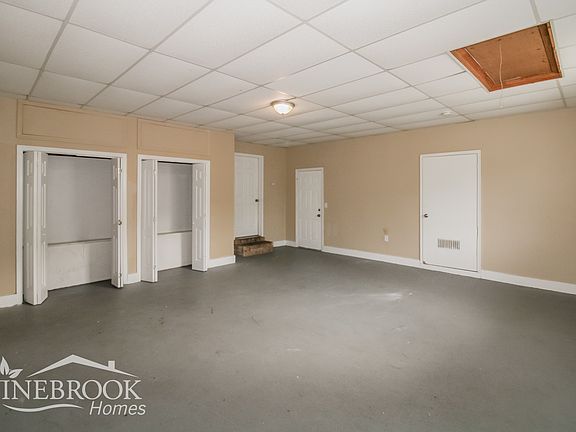 3rd image of 1717 Carriage Ln E