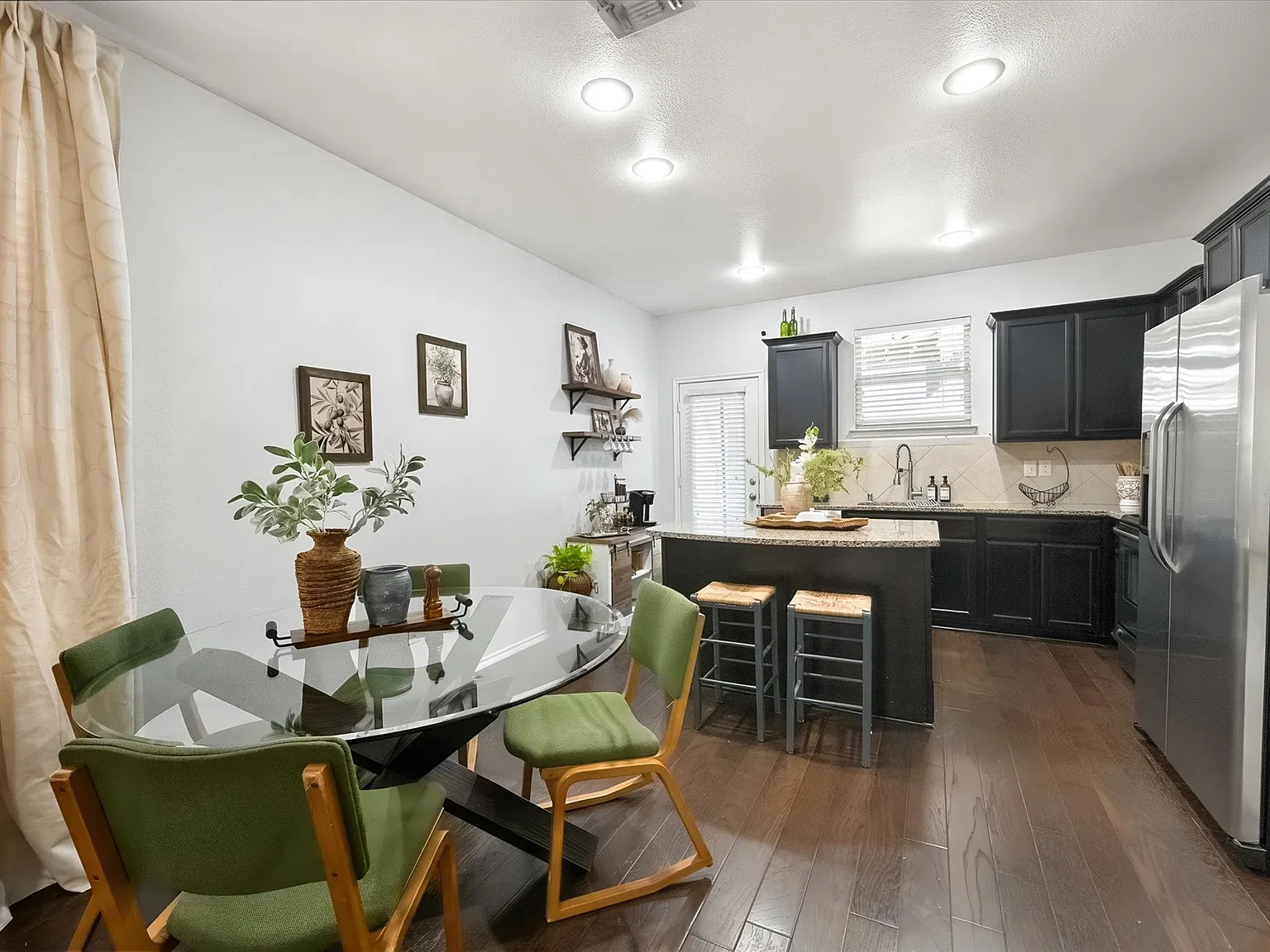 4 bed, 1754 sqft, $3,700 — Photo 4