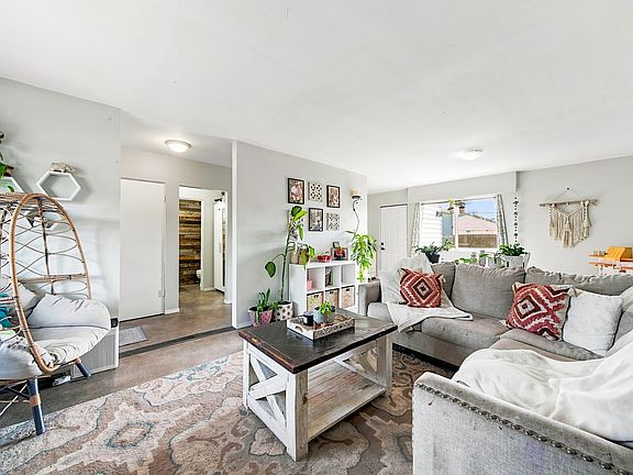 4th image of 2390 Seyom Cres #4