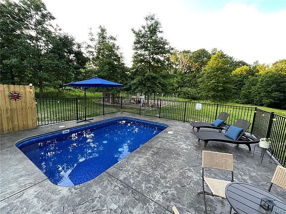 3rd image of 24 Woodside Ct