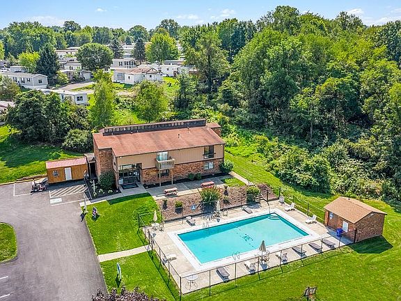 3rd image of 85 Country Club Dr