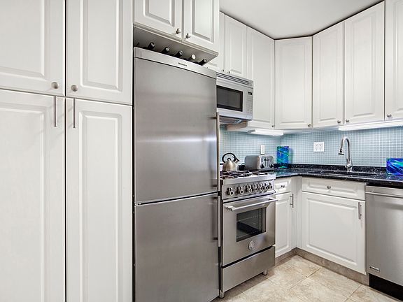 3rd image of 165 W 66th St APT 5L