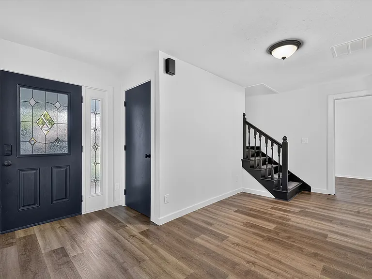 611 Greenfield Dr — Photo 5