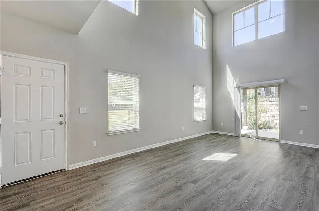 3 bed, 3.5 bath, 2064 sqft, $2,200 — Photo 2