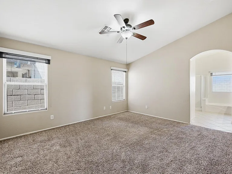 8205 S 45th Ln — Photo 4