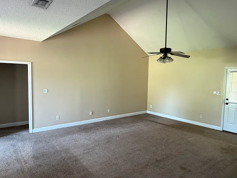 116 Huntingdon Dr — Photo 2