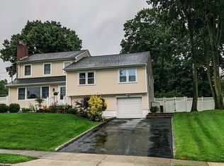 5 Hemlock Dr, Syosset, NY 11791