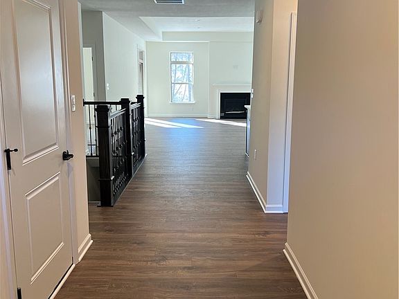 3rd image of 117 Hemingway Ln