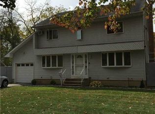 12 Hilltop Ln, Wheatley Heights, NY 11798
