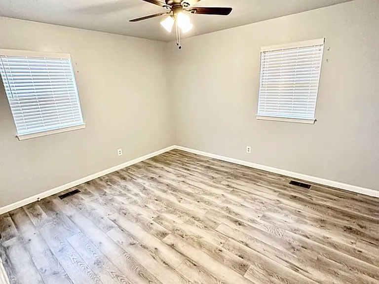 3215 Oakwood Dr — Photo 17