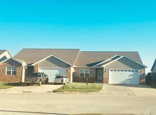 500 Goldenrod Dr, Chatham, IL 62629