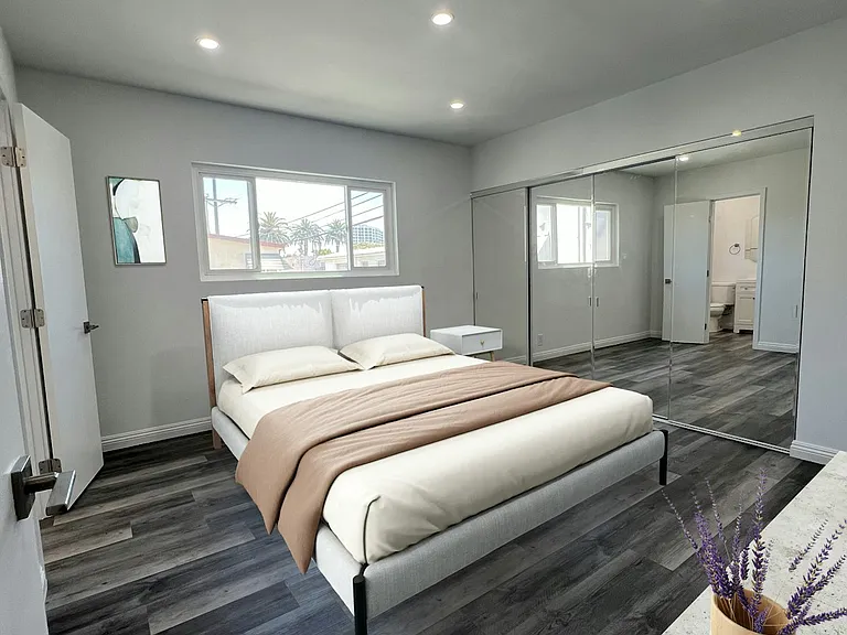 1030 E 2nd St #12 — Photo 15