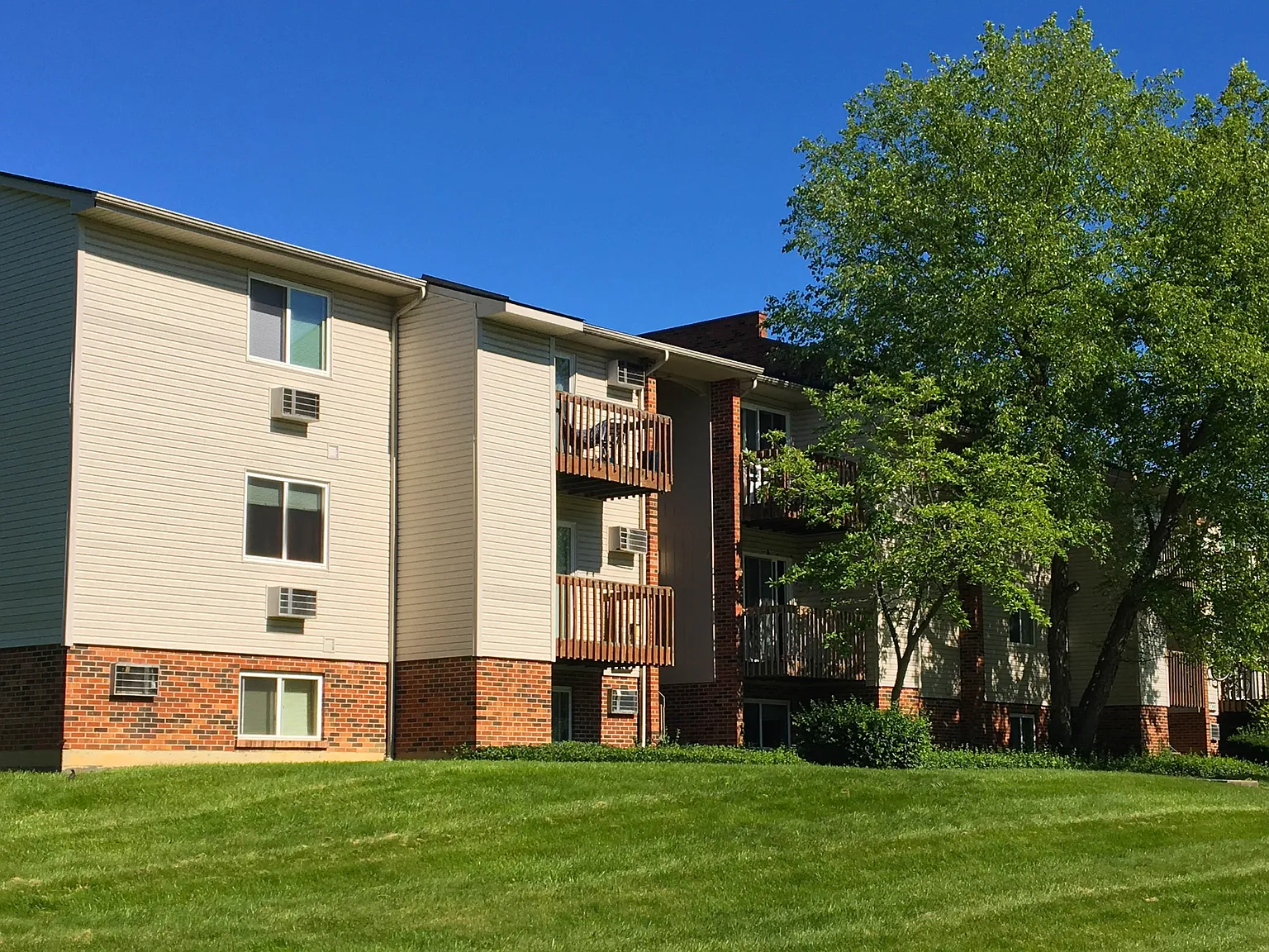Oakwood Apartments — Photo 2