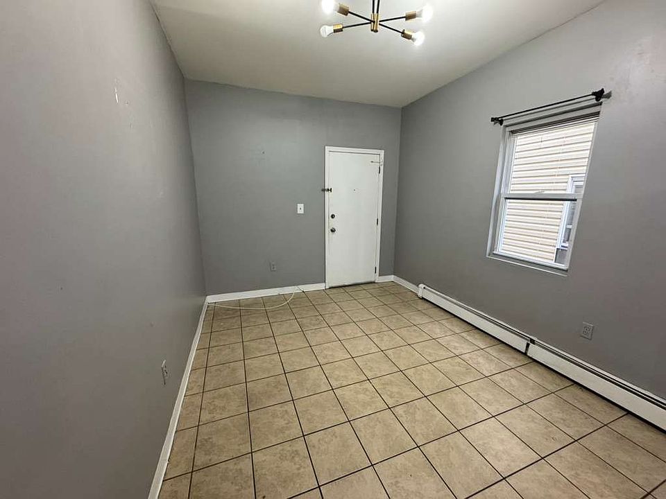 1st image of 264 S 1st St APT 3