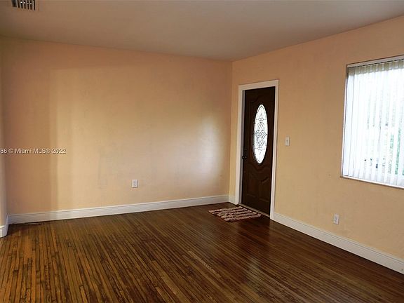 Living Room w/wood floors.