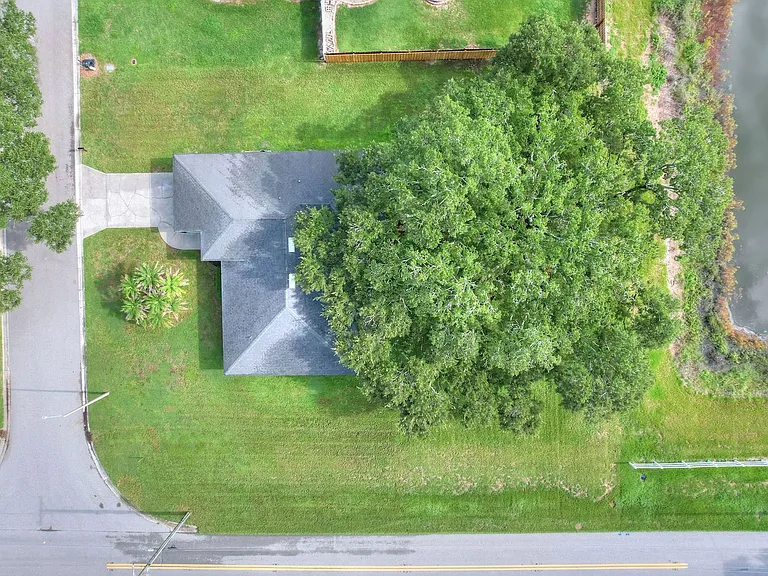 1201 Burlington Ct — Photo 39