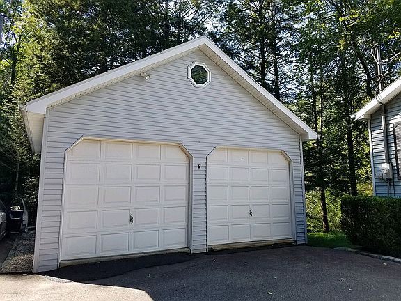 Garage w/attic storage/offic