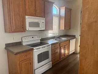 2 bed, 1.0 bath, 704 sqft, $1,299 — Photo 3