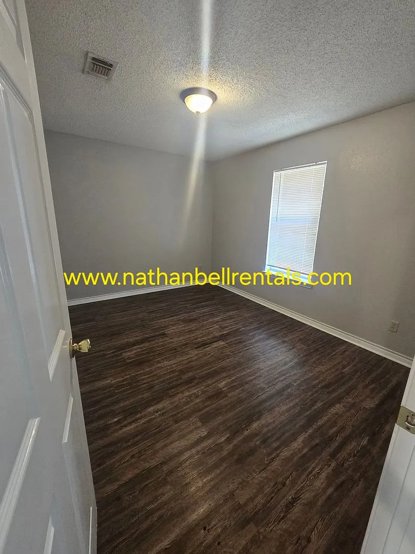490 Kirkland Ln — Photo 1