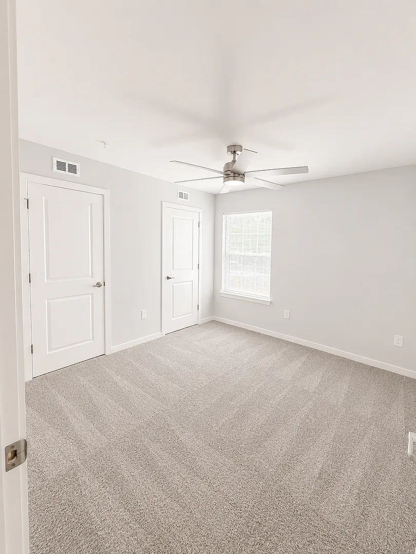 102 Lakewood Ave — Photo 2