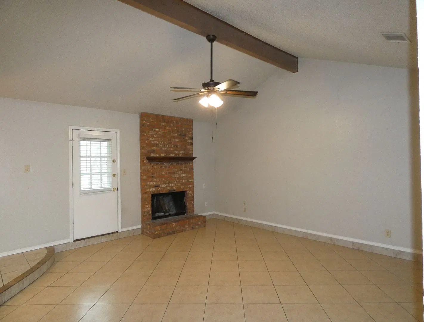 Clean & move in ready 3/2/1 duplex/townhouse in Saginaw! 325 Asbury Drive, Saginaw, TX 76179 — Photo 3