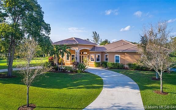 Sprawling Davie Estate With Guest Quarters Leads to Peaceful Living