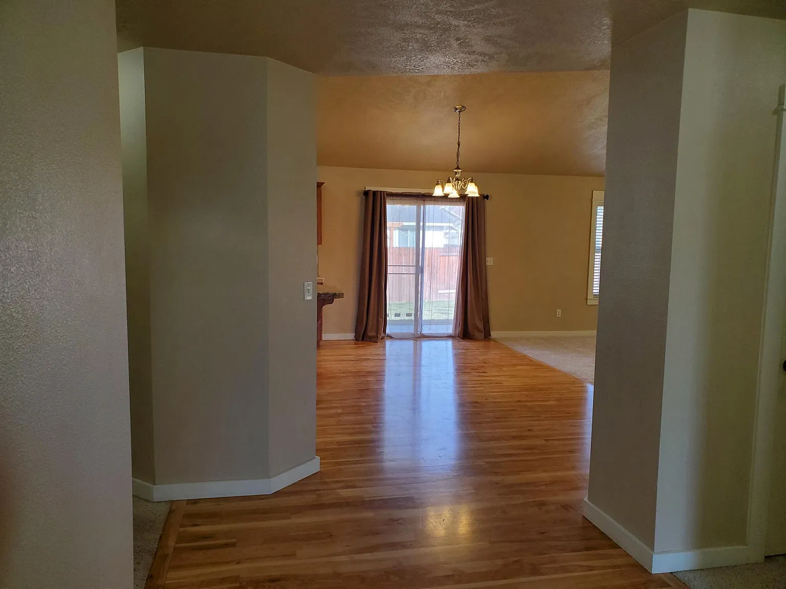 4 bed, 2200 sqft, $2,400 — Photo 4