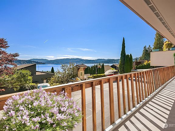 2nd image of 1020 W Lake Sammamish Parkway NE