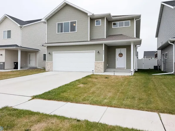 6663 26th St S, Fargo, ND 58104