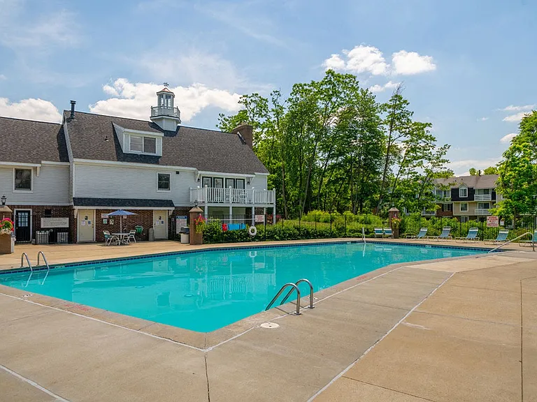 Irish Hills Apartments — Photo 34