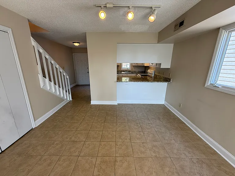 Laurelwood Apartments — Photo 13