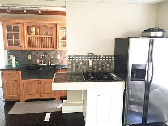 2nd image of 117 Loring Ave Uppr #