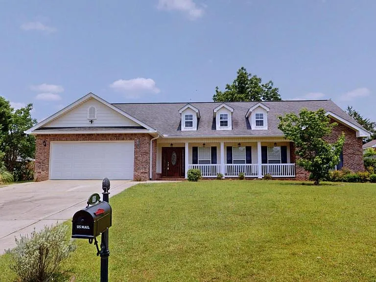808 Dixie Dr — Photo 1