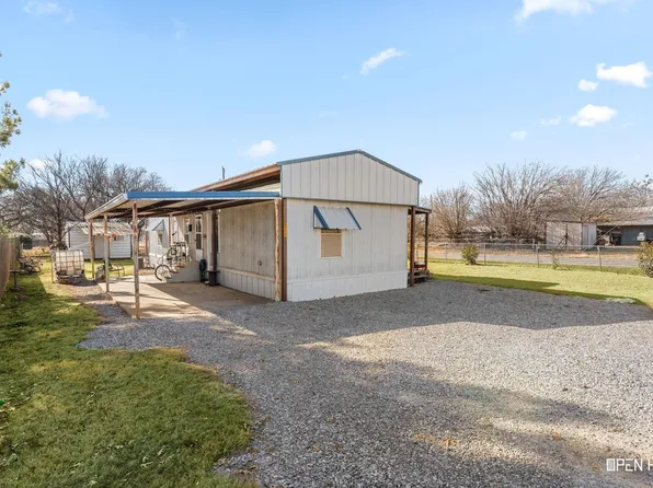 211 W Lafayette St, Iowa Park, TX 76367