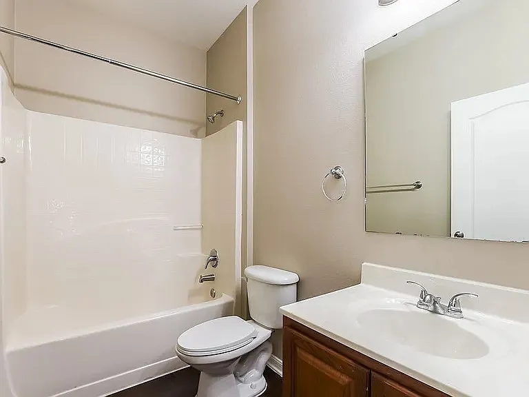 3 bed, 1564 sqft, $2,087 — Photo 2