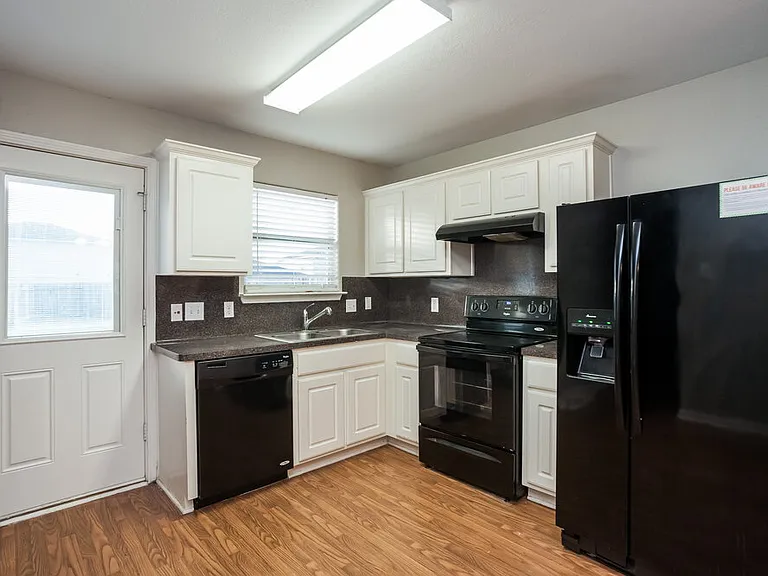 3922 Hollow Cove Ln — Photo 7