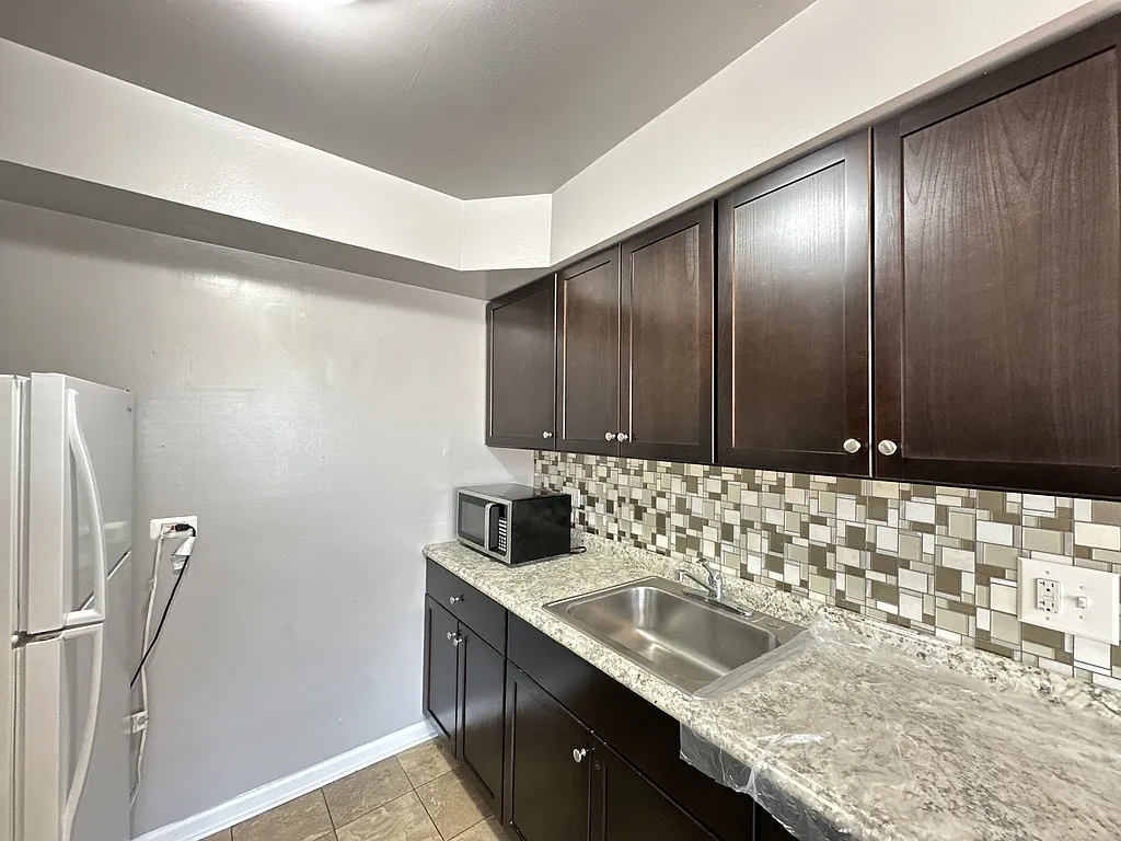 Charming 1 Bed, 1 Bath at Ivanhoe + 25th (Schiller Park) — Photo 3