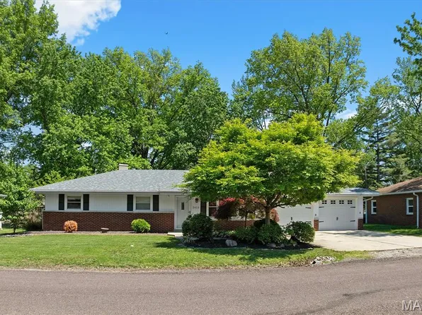 2413 W Lake Dr, Highland, IL 62249