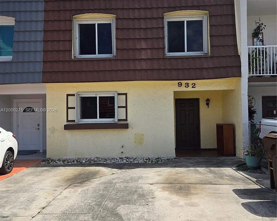 1st image of 932 W 80th Pl