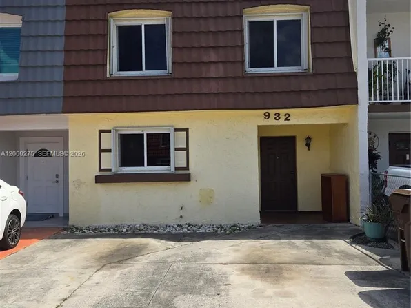 932 W 80th Pl, Hialeah, FL 33014