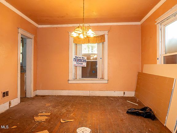 4th image of 405 Bedford Rd