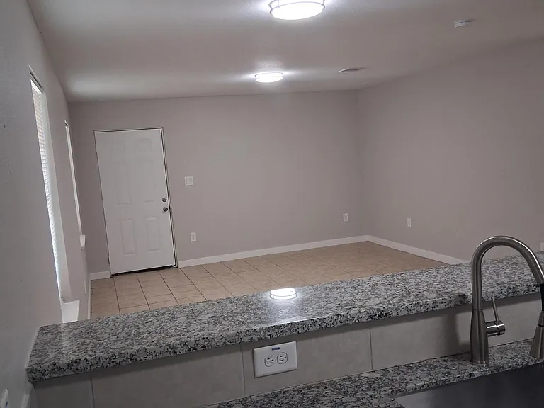 Leonora Apartments — Photo 16