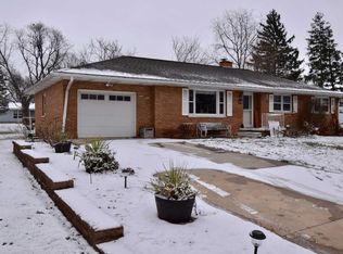 305 N McLean St, Hudson, IL