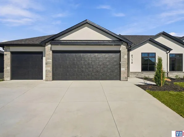 9716 Hillcrest Trl, Lincoln, NE 68520